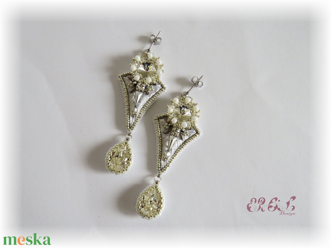 Ezüst-fehér gyöngyhímzett Swarovski fülbevaló - esküvő - ékszer - fülbevaló - Meska.hu Ezüst-fehér gyöngyhímzett Swarovski fülbevaló - esküvő - ékszer - fülbevaló - Meska.hu