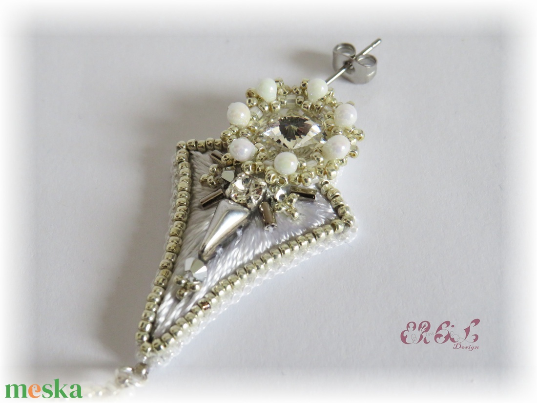 Ezüst-fehér gyöngyhímzett Swarovski fülbevaló - esküvő - ékszer - fülbevaló - Meska.hu Ezüst-fehér gyöngyhímzett Swarovski fülbevaló - esküvő - ékszer - fülbevaló - Meska.hu