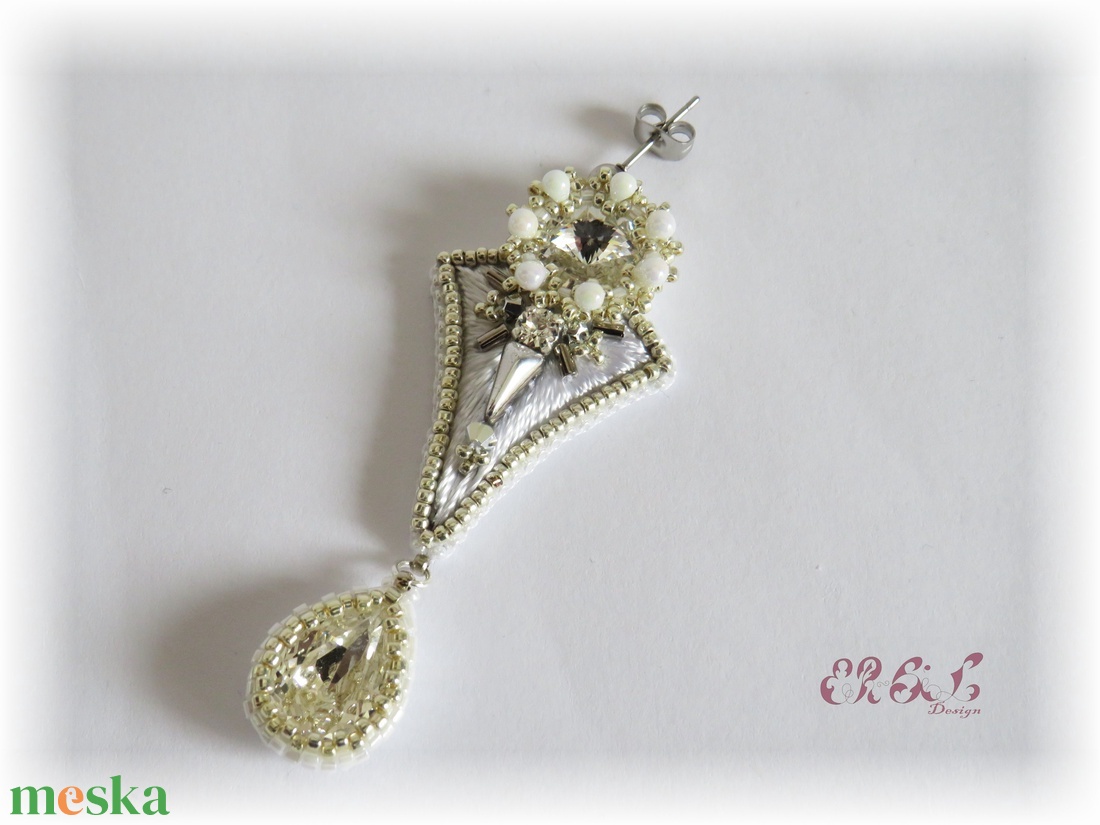 Ezüst-fehér gyöngyhímzett Swarovski fülbevaló - esküvő - ékszer - fülbevaló - Meska.hu Ezüst-fehér gyöngyhímzett Swarovski fülbevaló - esküvő - ékszer - fülbevaló - Meska.hu