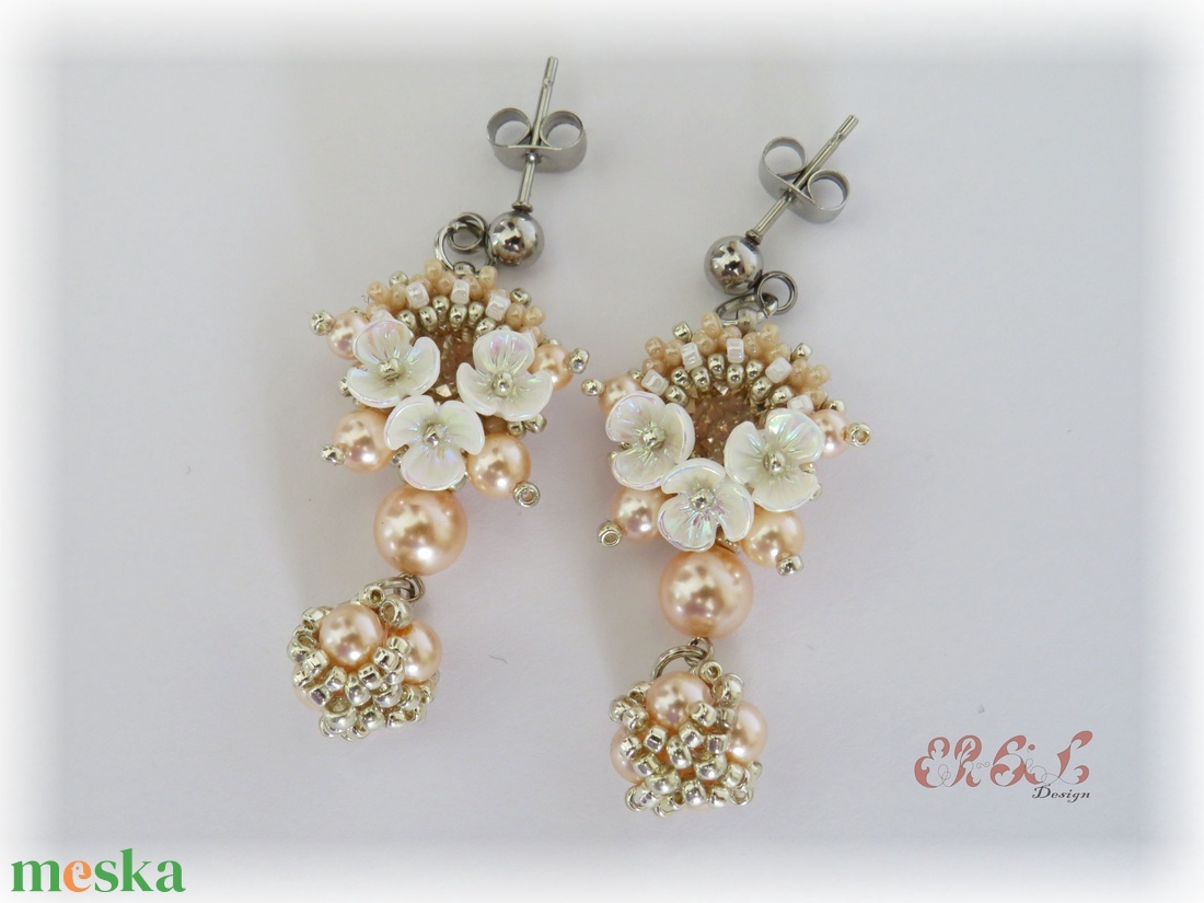 Virágos fülbevaló esküvőre Swarovski kristályokkal - ékszer - fülbevaló - lógó fülbevaló - Meska.hu Virágos fülbevaló esküvőre Swarovski kristályokkal - ékszer - fülbevaló - lógó fülbevaló - Meska.hu