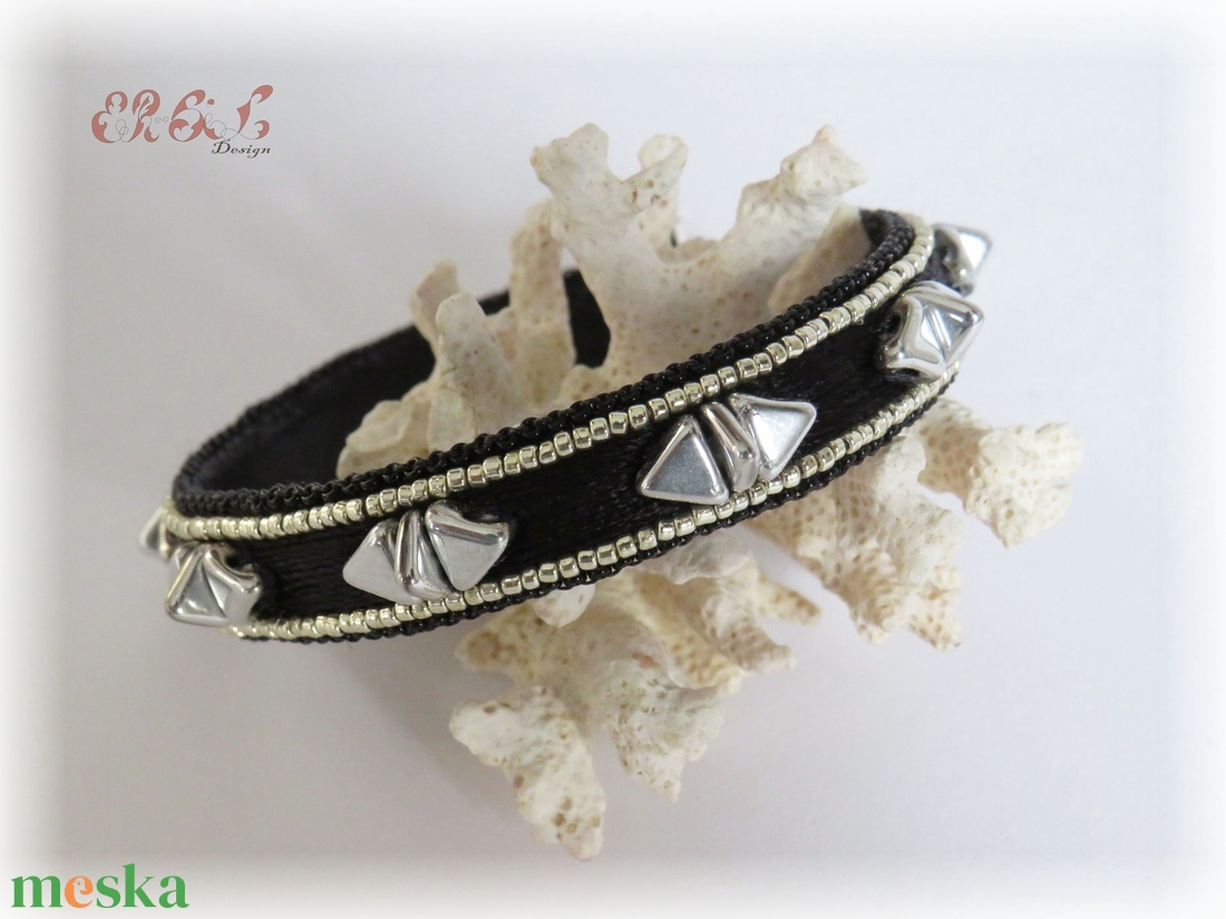 Fekete - ezüst hímzett karpánt  - ékszer - karkötő - karperec - Meska.hu