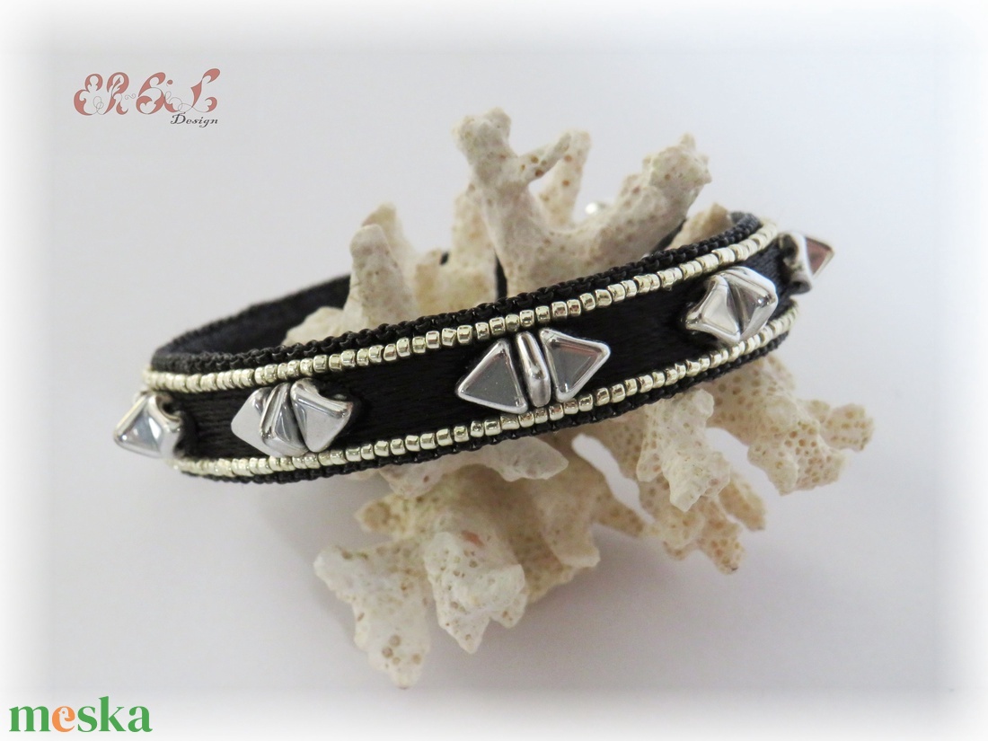 Fekete - ezüst hímzett karpánt  - ékszer - karkötő - karperec - Meska.hu