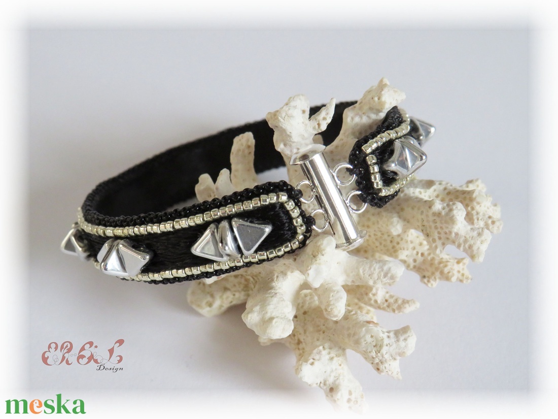 Fekete - ezüst hímzett karpánt  - ékszer - karkötő - karperec - Meska.hu