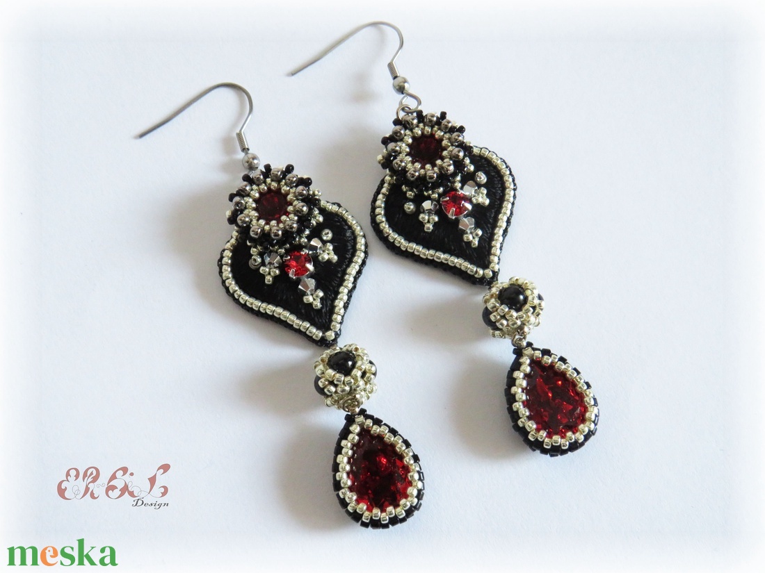 Piros - fekete - ezüst fülbevaló Swarovski kristályokkal - ékszer - fülbevaló - lógó csepp fülbevaló - Meska.hu Piros - fekete - ezüst fülbevaló Swarovski kristályokkal - ékszer - fülbevaló - lógó csepp fülbevaló - Meska.hu