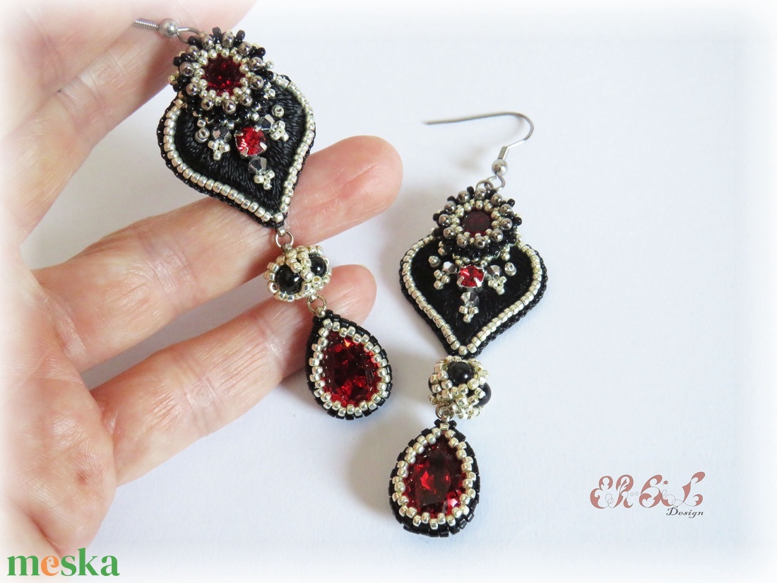 Piros - fekete - ezüst fülbevaló Swarovski kristályokkal - ékszer - fülbevaló - lógó csepp fülbevaló - Meska.hu Piros - fekete - ezüst fülbevaló Swarovski kristályokkal - ékszer - fülbevaló - lógó csepp fülbevaló - Meska.hu