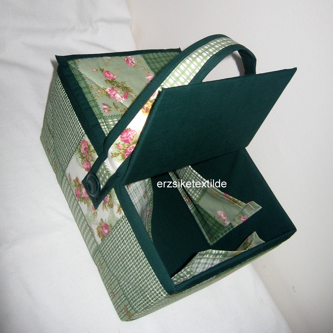 Varró- vagy kézimunka kosár zöld foltvarrásos anyagból sötét zöld béléssel -  - Meska.hu