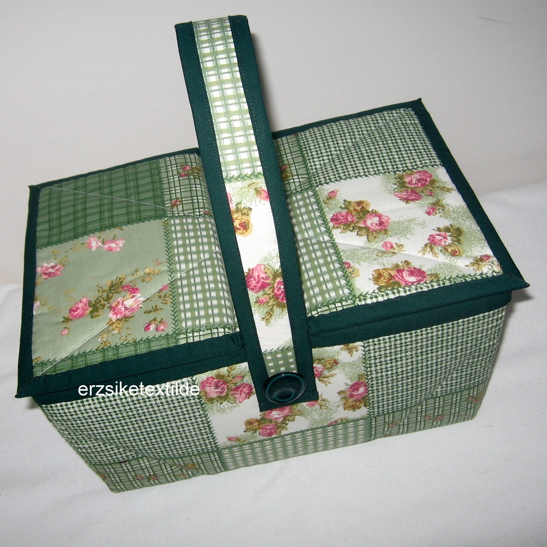 Varró- vagy kézimunka kosár zöld foltvarrásos anyagból sötét zöld béléssel -  - Meska.hu