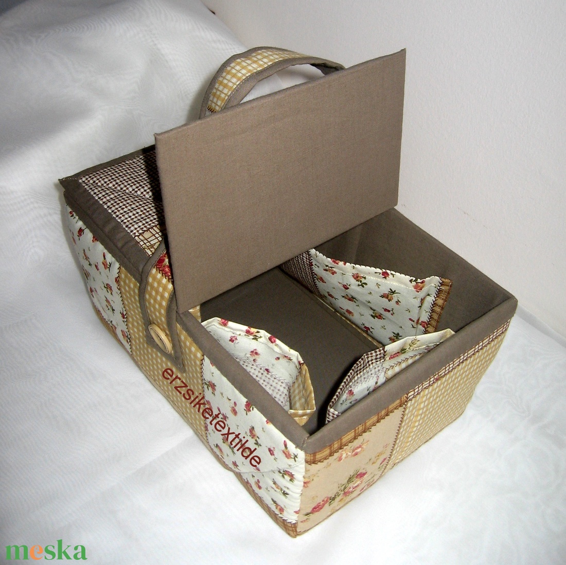 Kézimunka-  vagy  varrókosár  sárga-viágosbarna-rózsás patchwork  mintás anyagból -  - Meska.hu