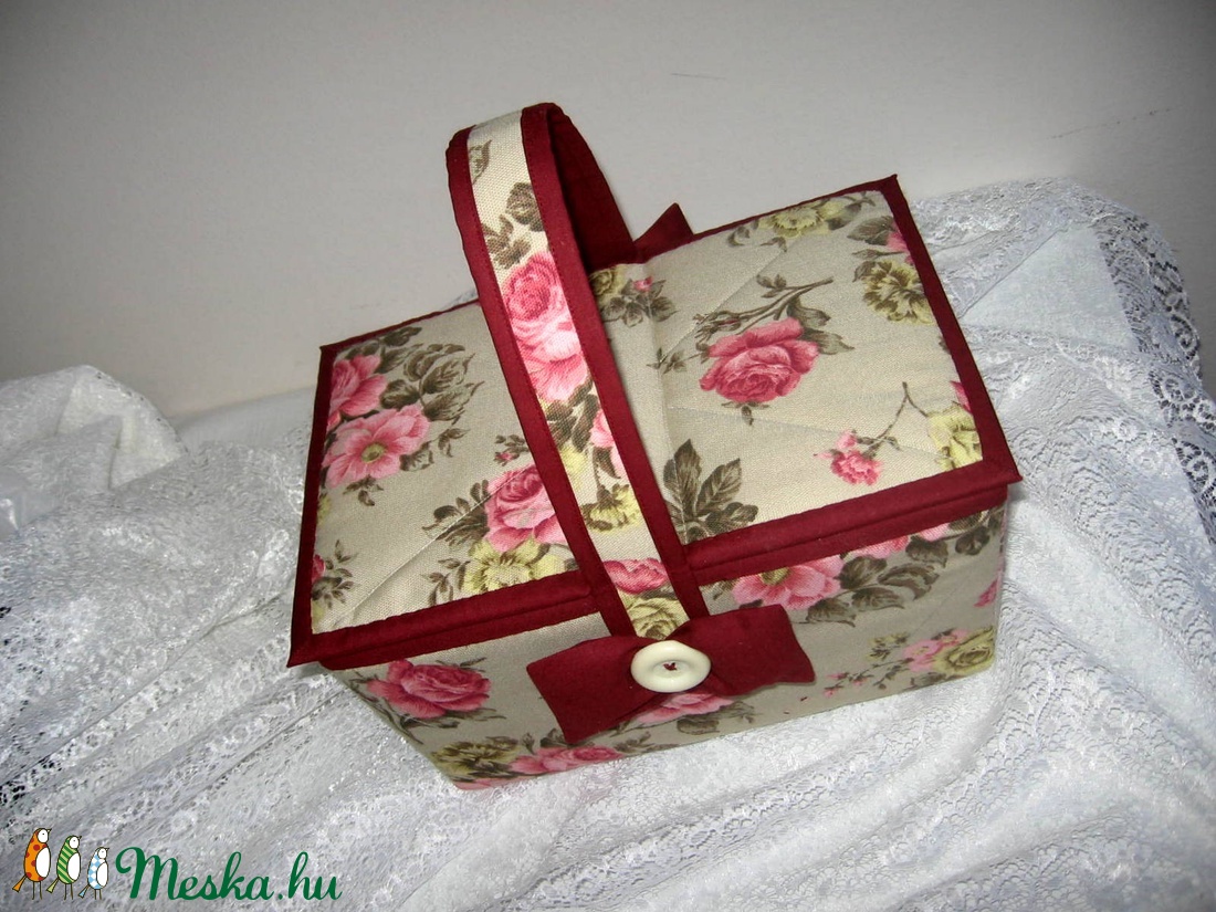 Varró- vagy kézimunka kosár bézs alapon rózsás -  - Meska.hu