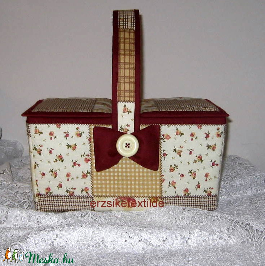 Kézimunka-  vagy  varrókosár  sárga-viágosbarna-apró virágos, rózsás patchwork  mintás anyagból -  - Meska.hu