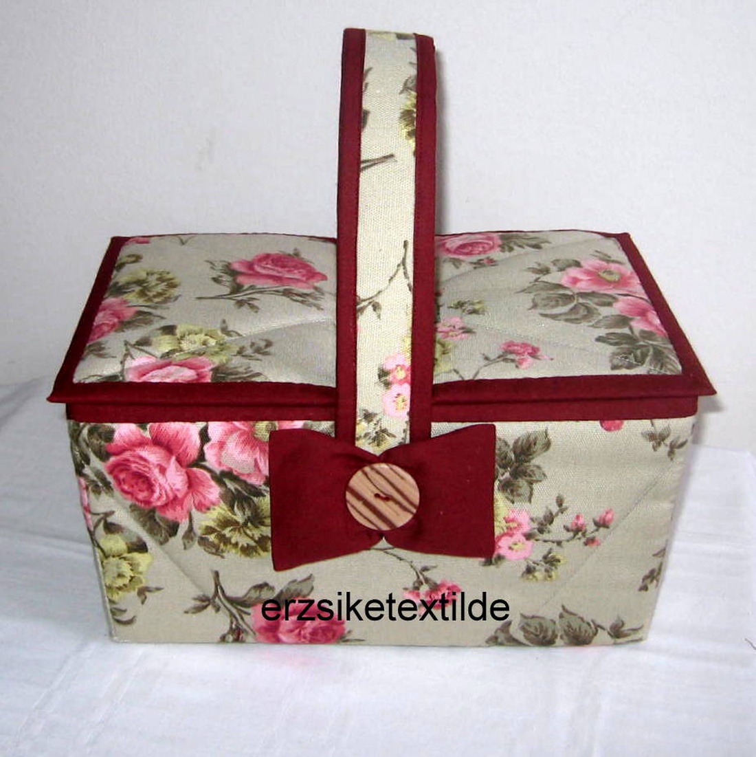 Varró- vagy kézimunka kosár bézs alapon rózsás -  - Meska.hu