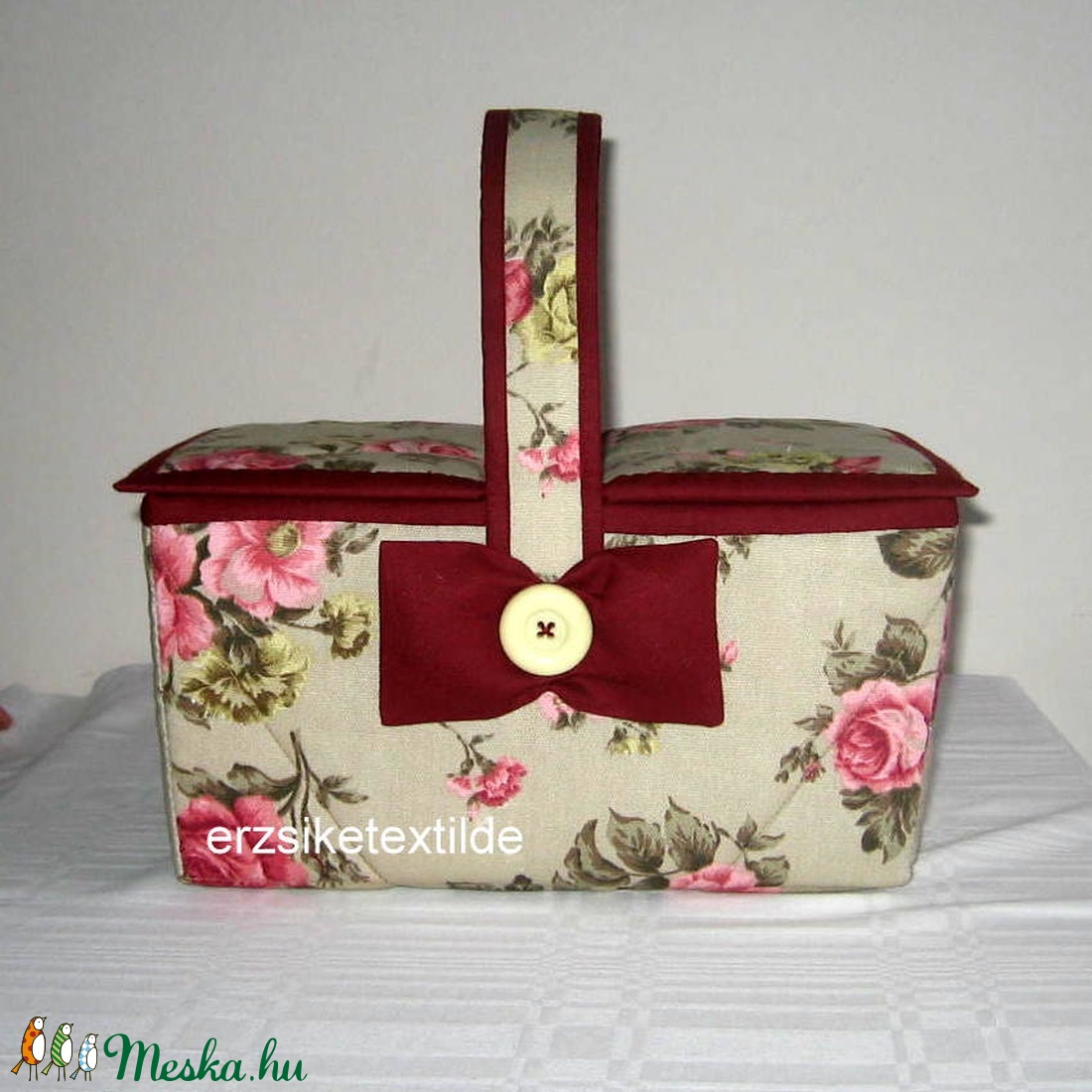 Varró- vagy kézimunka kosár bézs alapon rózsás -  - Meska.hu