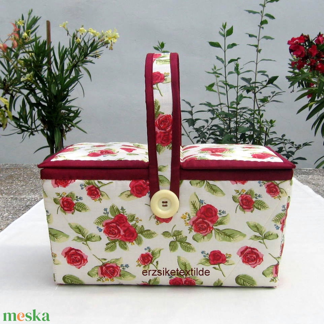 Varró- vagy kézimunka kosár bézs alapon rózsás (Varrókosár) - otthon & életmód - lakástextil - varrókellék - Meska.hu
