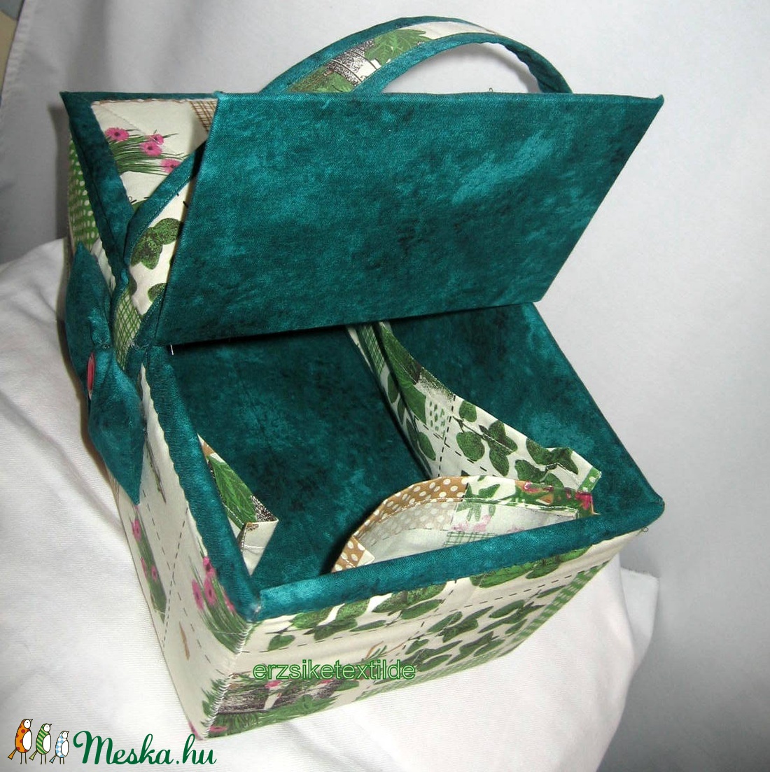 Kézimunka-  vagy  varróeszköztartó kosár  fűszer növényekkel dísztített anyagból (Varrókosár) - otthon & életmód - lakástextil - varrókellék - Meska.hu