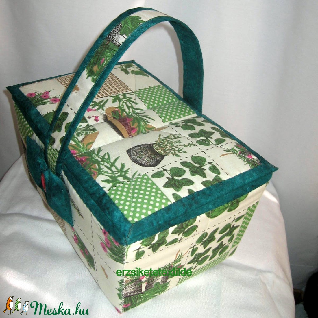 Kézimunka-  vagy  varróeszköztartó kosár  fűszer növényekkel dísztített anyagból (Varrókosár) - otthon & életmód - lakástextil - varrókellék - Meska.hu