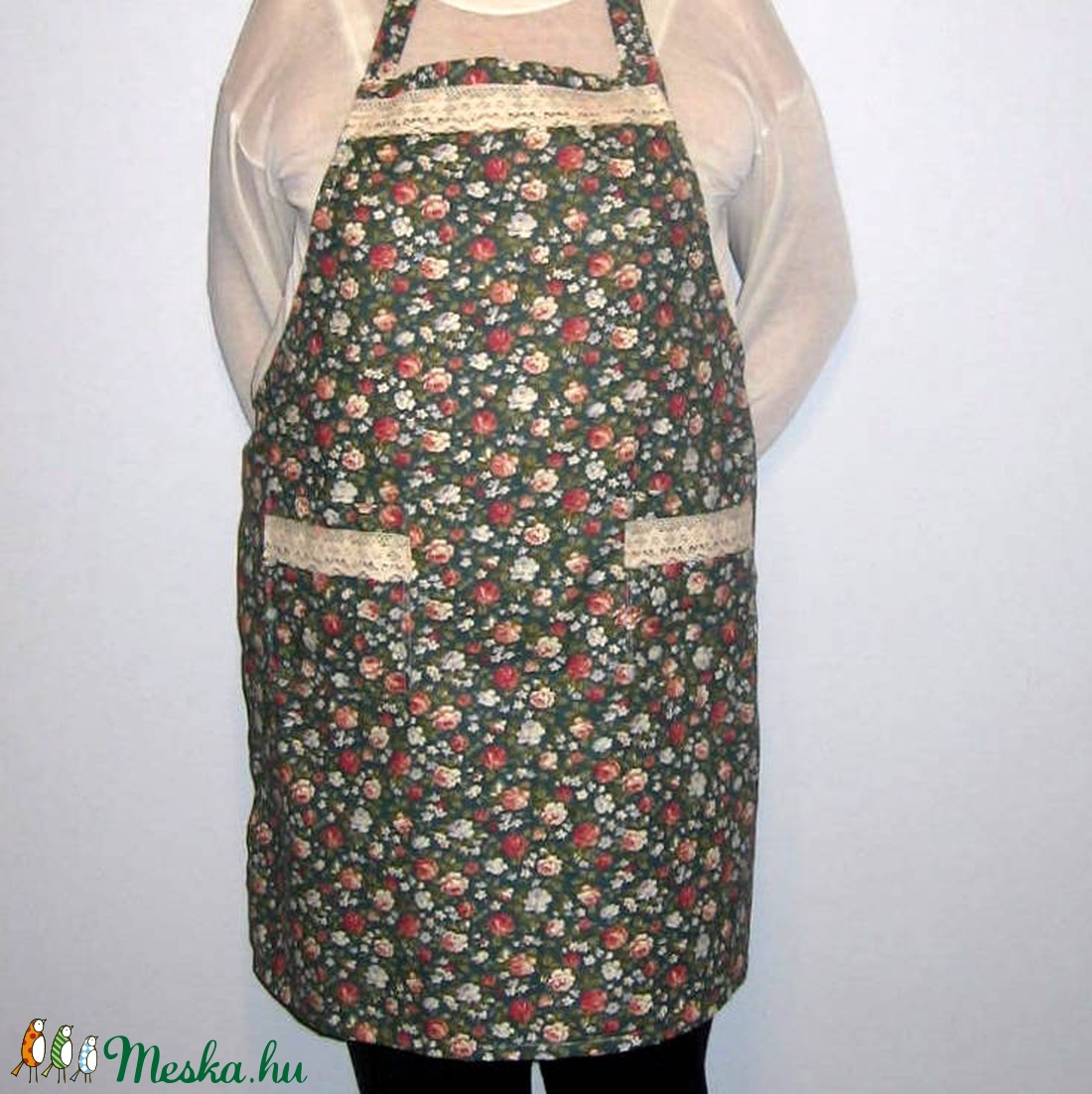 Kötény, fogó kesztyű és fedőfogó garnitúra, zöld alapon virágos, csipkés - otthon & életmód - konyhafelszerelés, tálalás - Meska.hu