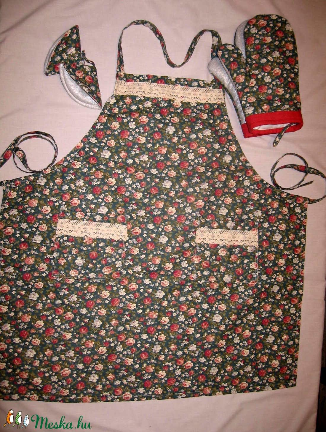 Kötény, fogó kesztyű és fedőfogó garnitúra, zöld alapon virágos, csipkés - otthon & életmód - konyhafelszerelés, tálalás - Meska.hu
