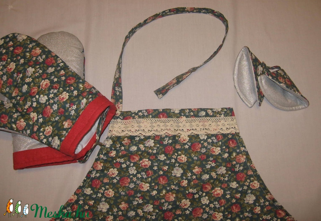 Kötény, fogó kesztyű és fedőfogó garnitúra, zöld alapon virágos, csipkés - otthon & életmód - konyhafelszerelés, tálalás - Meska.hu