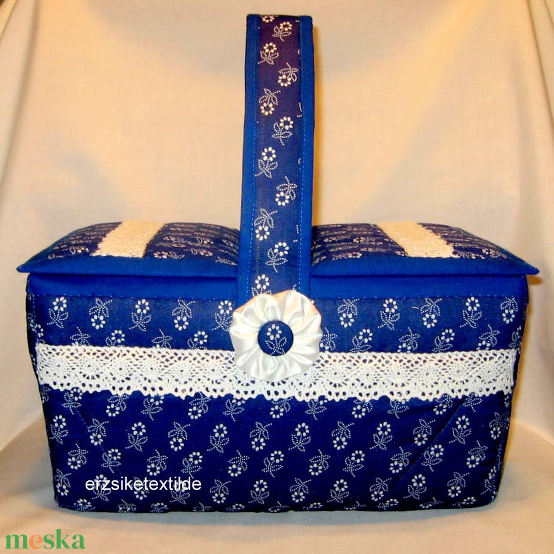Varró-  vagy kézimunka kosár sötétkék-fehér virágos kékfestő anyagból - otthon & életmód - tárolás & rendszerezés - tárolókosár - Meska.hu