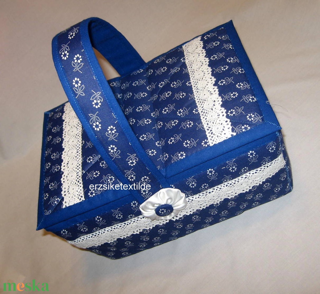 Varró-  vagy kézimunka kosár sötétkék-fehér virágos kékfestő anyagból - otthon & életmód - tárolás & rendszerezés - tárolókosár - Meska.hu