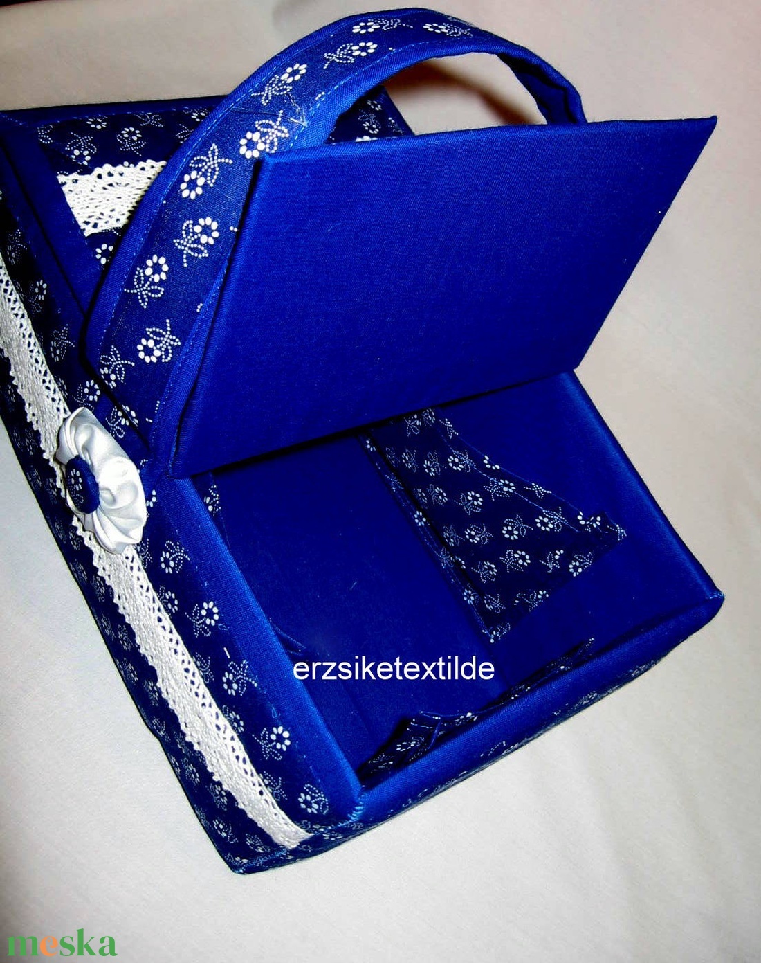 Varró-  vagy kézimunka kosár sötétkék-fehér virágos kékfestő anyagból - otthon & életmód - tárolás & rendszerezés - tárolókosár - Meska.hu