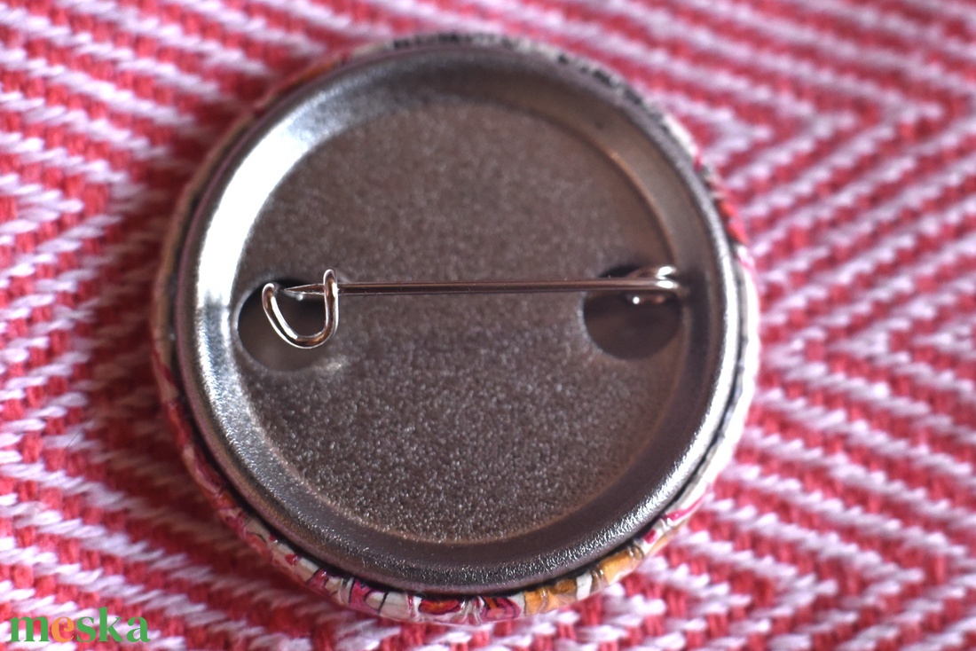 Mese bélyeg kitűző - ékszer - kitűző és bross - Meska.hu