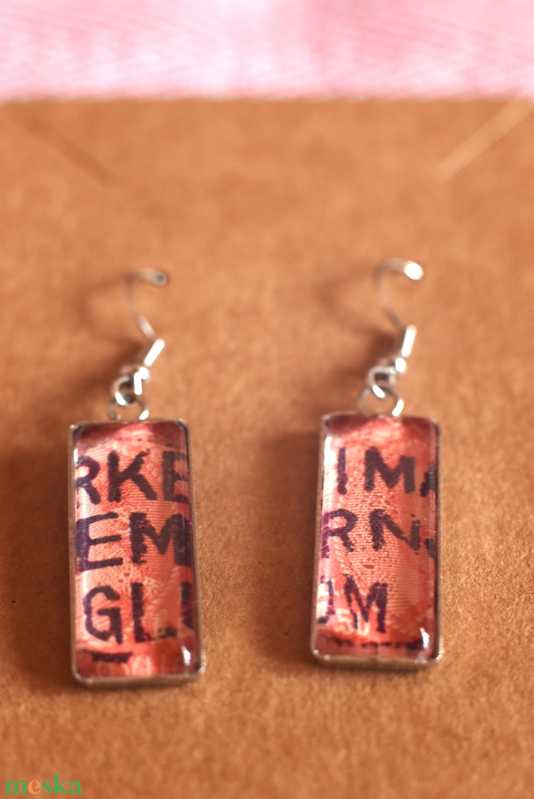 Piros feliratos bélyeg fülbevaló - ékszer - fülbevaló - lógó fülbevaló - Meska.hu