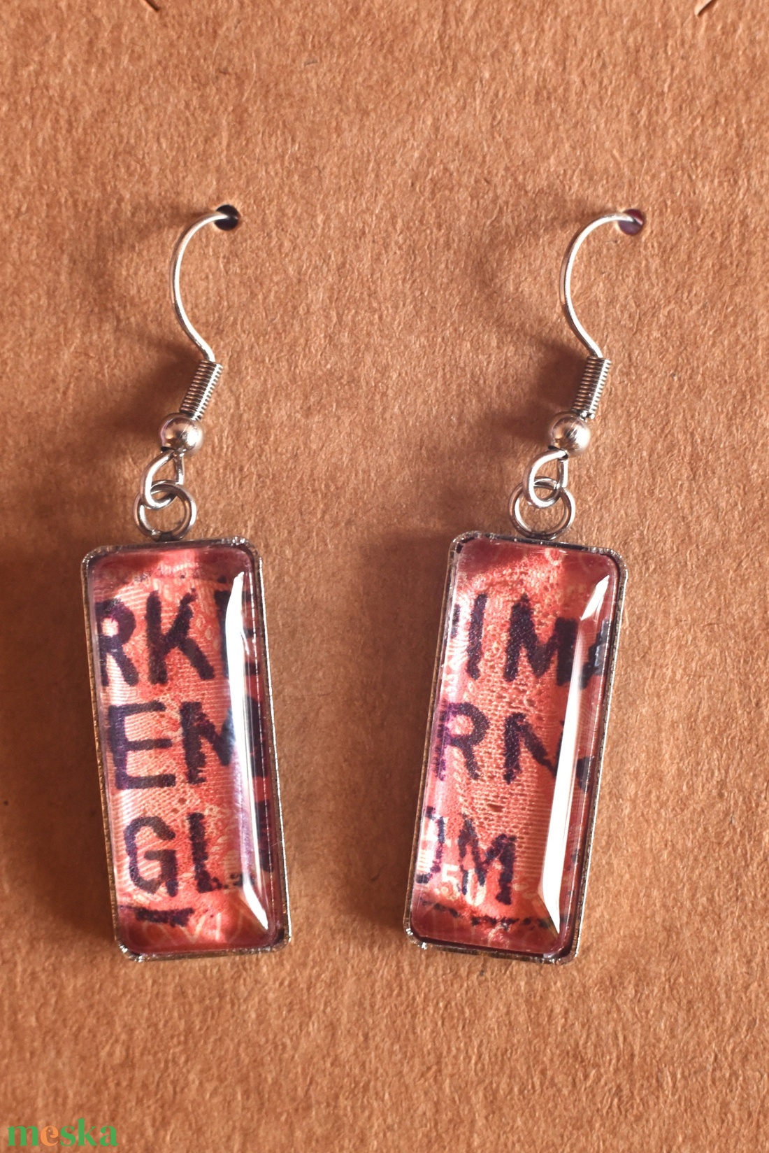 Piros feliratos bélyeg fülbevaló - ékszer - fülbevaló - lógó fülbevaló - Meska.hu