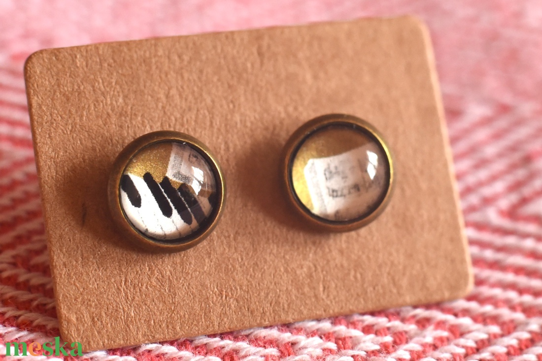 Zongora és kotta bélyeg fülbevaló - ékszer - fülbevaló - pötty fülbevaló - Meska.hu