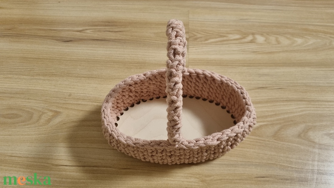 Horgolt húsvéti kosár ovális alapra tojásgyűjtéshez - ünnepi díszek, dekorációk - húsvéti díszek és dekorációk - húsvéti tojástartó - Meska.hu