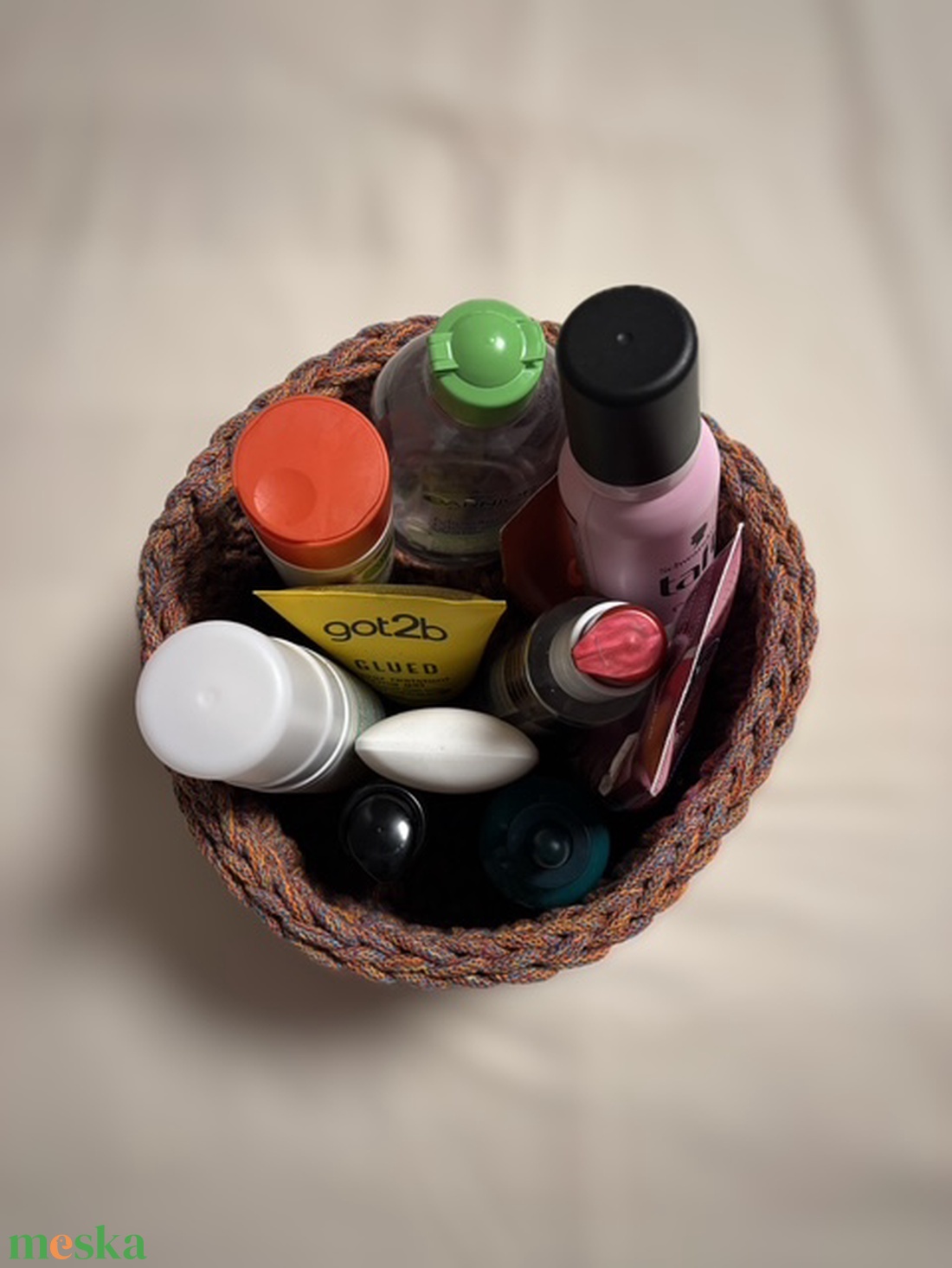 Többszínű fonalból készült tároló - otthon & életmód - fürdőszoba - fürdőszobai tároló - Meska.hu