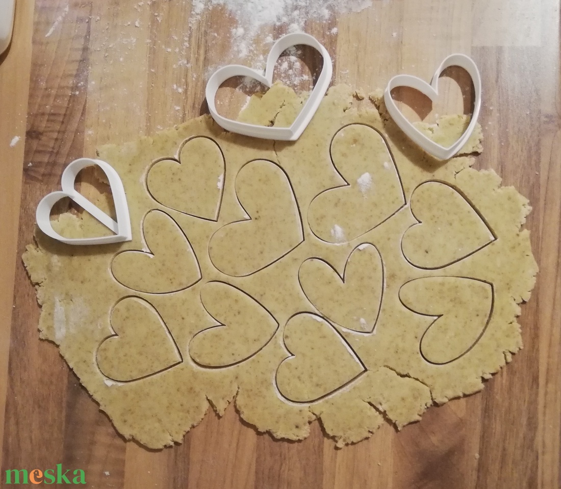 Szíves keksz-, mézeskalács kiszúró - otthon & életmód - konyhafelszerelés, tálalás - sütés, főzés - sütikiszúró - Meska.hu