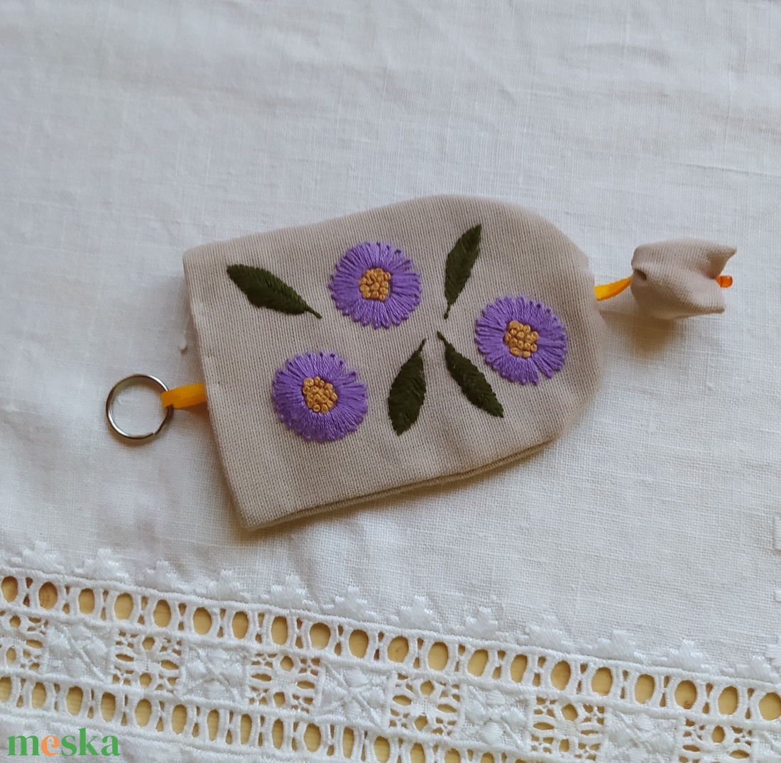 Őszirózsás kulcstartó - táska & tok - kulcstartó & táskadísz - kulcstartó - Meska.hu