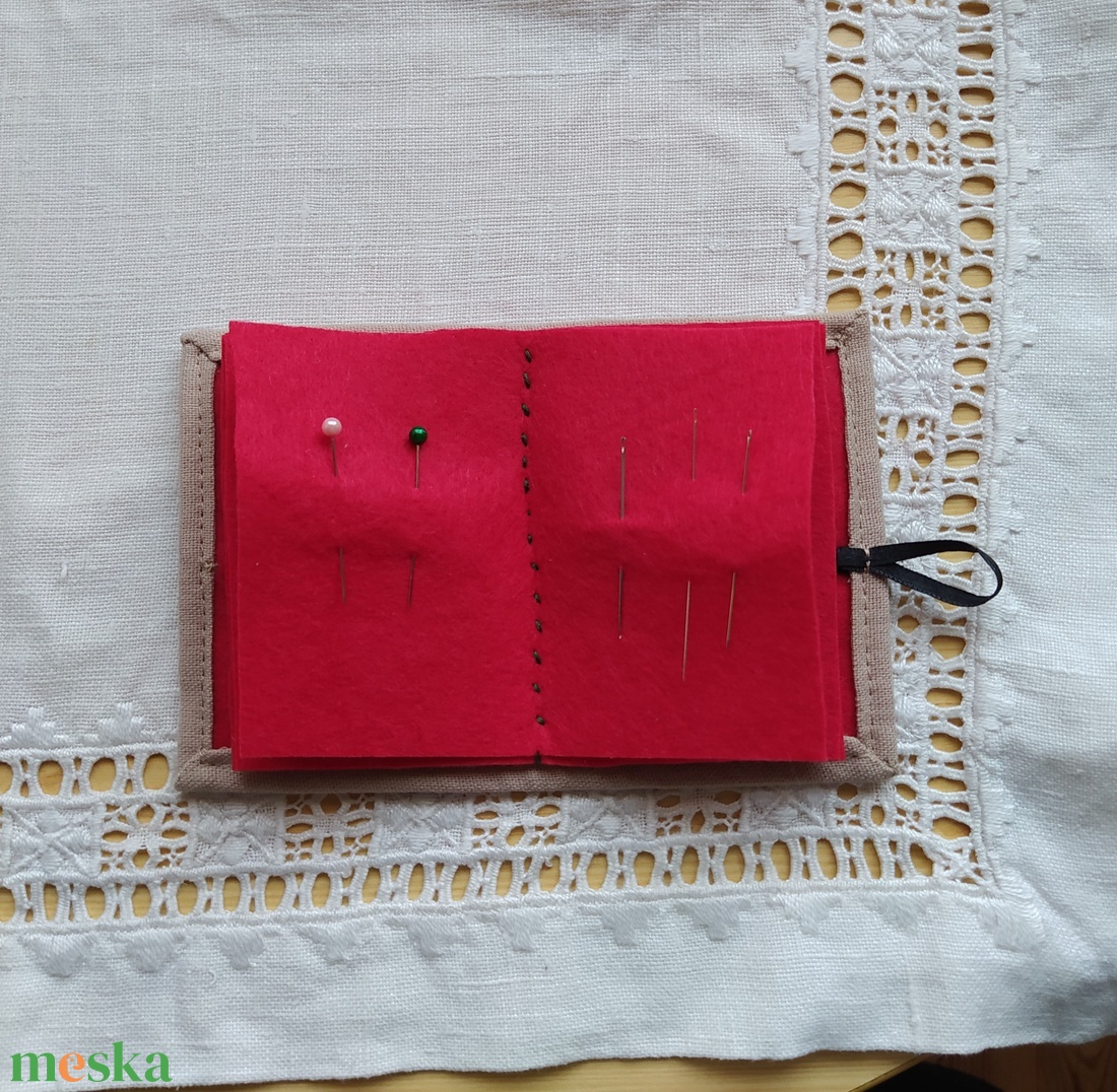 Tűkönyv piros virágokkal - otthon & életmód - lakástextil - varrókellék - Meska.hu