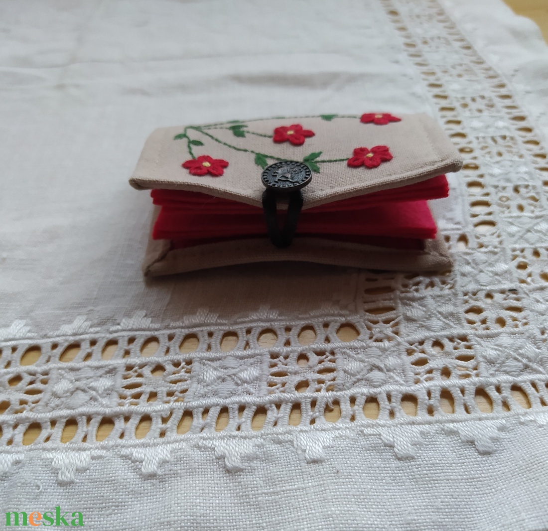 Tűkönyv piros virágokkal - otthon & életmód - lakástextil - varrókellék - Meska.hu