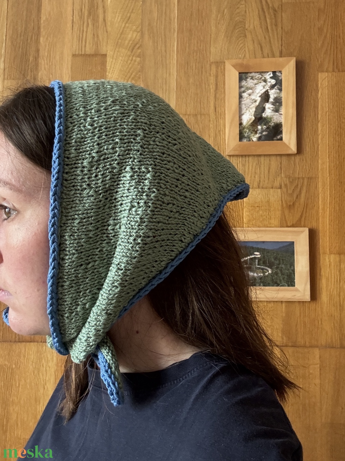 pasztel zöld kötött háromszög kendő kék szegéllyel - ruha & divat - sál, sapka, kendő - kendő - Meska.hu