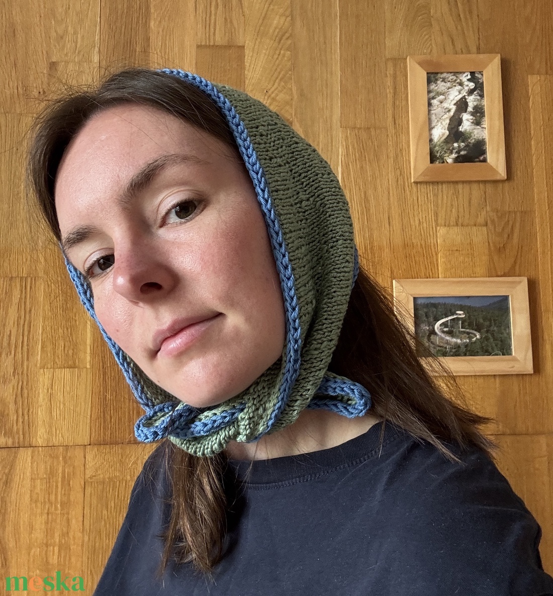 pasztel zöld kötött háromszög kendő kék szegéllyel - ruha & divat - sál, sapka, kendő - kendő - Meska.hu