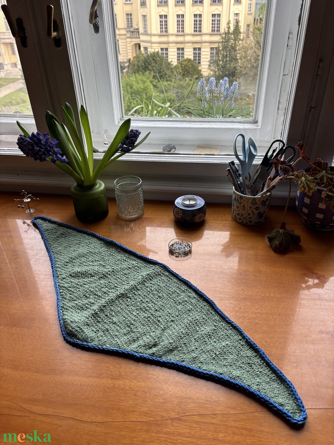 pasztel zöld kötött háromszög kendő kék szegéllyel - ruha & divat - sál, sapka, kendő - kendő - Meska.hu