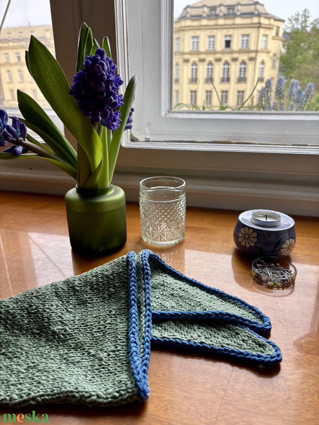 pasztel zöld kötött háromszög kendő kék szegéllyel - ruha & divat - sál, sapka, kendő - kendő - Meska.hu