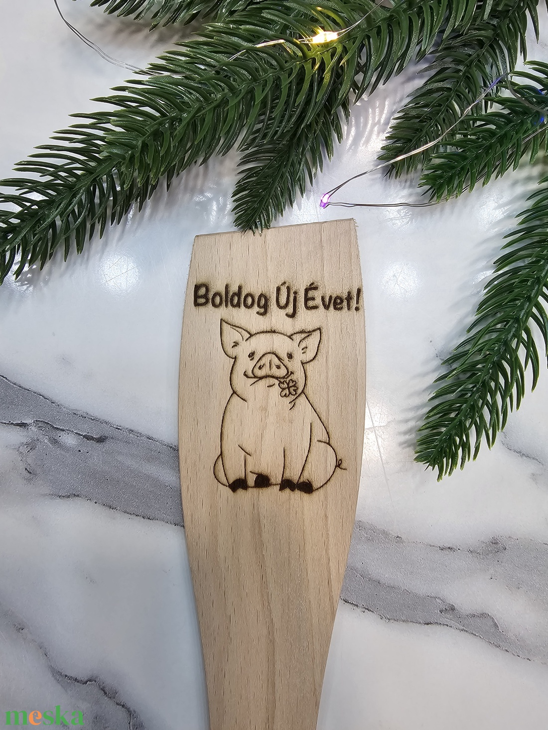 Új évi malac gravírozott fakanál  - otthon & életmód - dekoráció - dísztárgy - Meska.hu