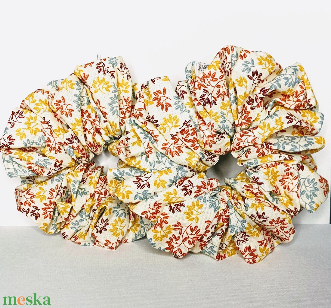 Színes apró leveles XXL scrunchie - ruha & divat - hajdísz & hajcsat - hajgumi - Meska.hu Színes apró leveles XXL scrunchie - ruha & divat - hajdísz & hajcsat - hajgumi - Meska.hu