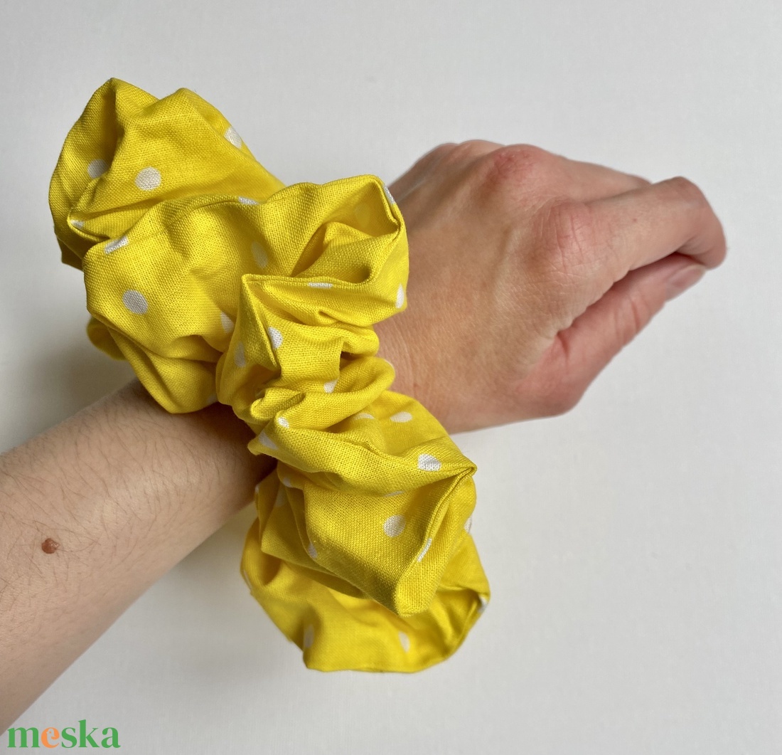 Napsárga, pöttyös XXL scrunchie - ruha & divat - hajdísz & hajcsat - hajgumi - Meska.hu Napsárga, pöttyös XXL scrunchie - ruha & divat - hajdísz & hajcsat - hajgumi - Meska.hu