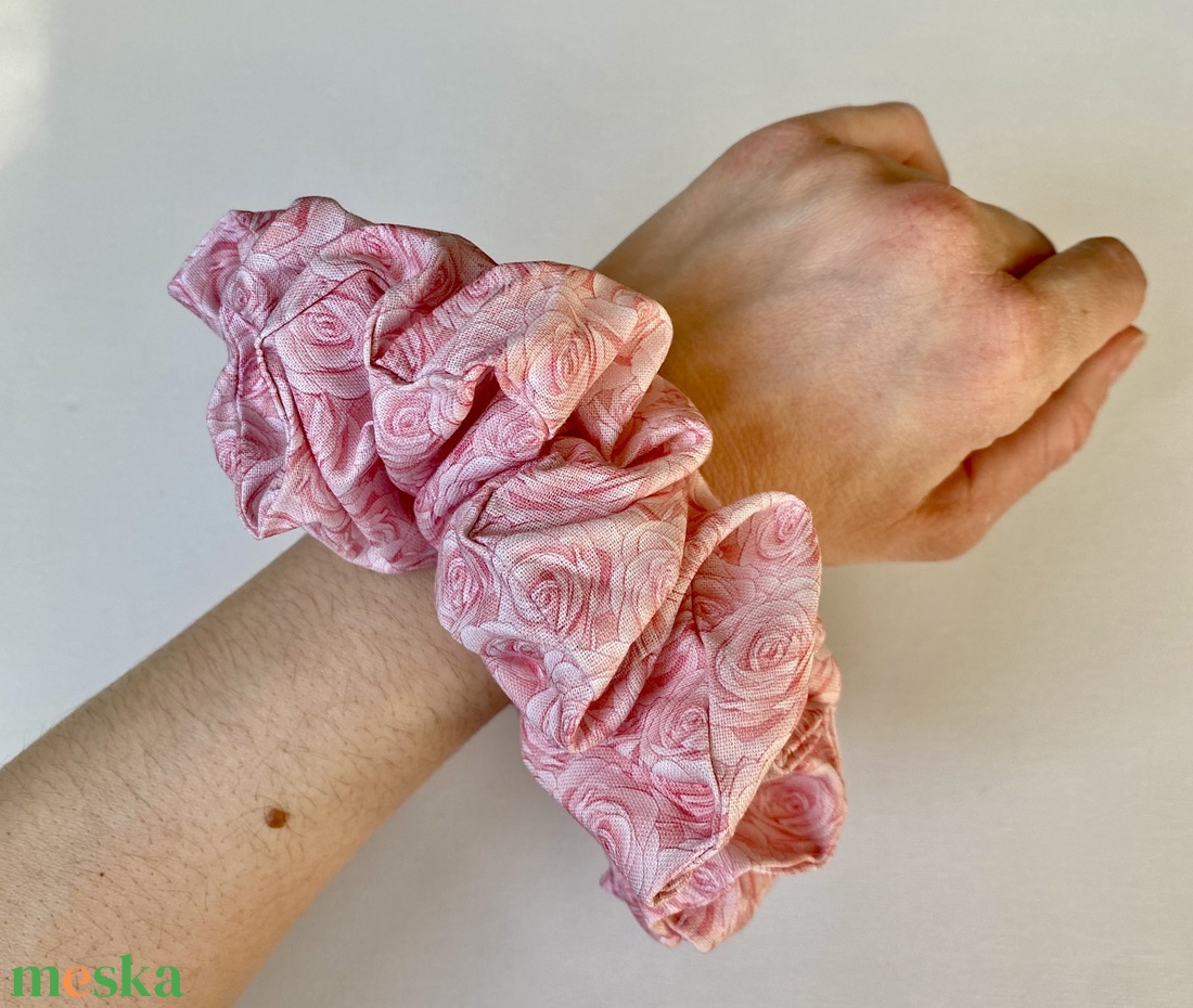 Rózsaszirmos XXL scrunchie - ruha & divat - hajdísz & hajcsat - hajgumi - Meska.hu Rózsaszirmos XXL scrunchie - ruha & divat - hajdísz & hajcsat - hajgumi - Meska.hu