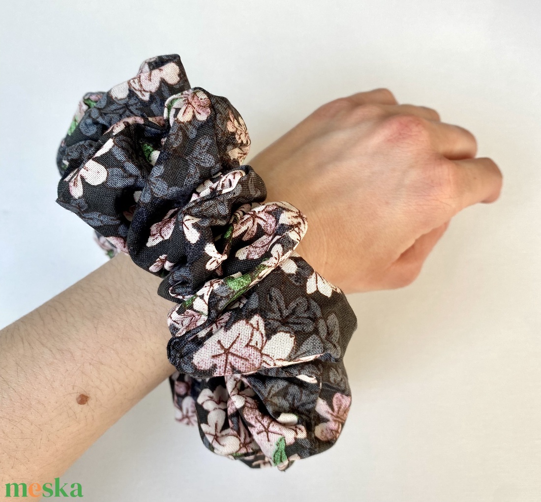 Cseresznyevirág XXL scrunchie - ruha & divat - hajdísz & hajcsat - hajgumi - Meska.hu Cseresznyevirág XXL scrunchie - ruha & divat - hajdísz & hajcsat - hajgumi - Meska.hu