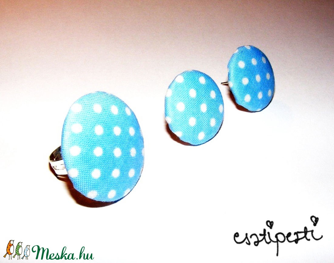 Behúzott gomb ékszerszett gyűrű és fülbevaló világoskék és piros alapon fehér pöttyös -  - Meska.hu