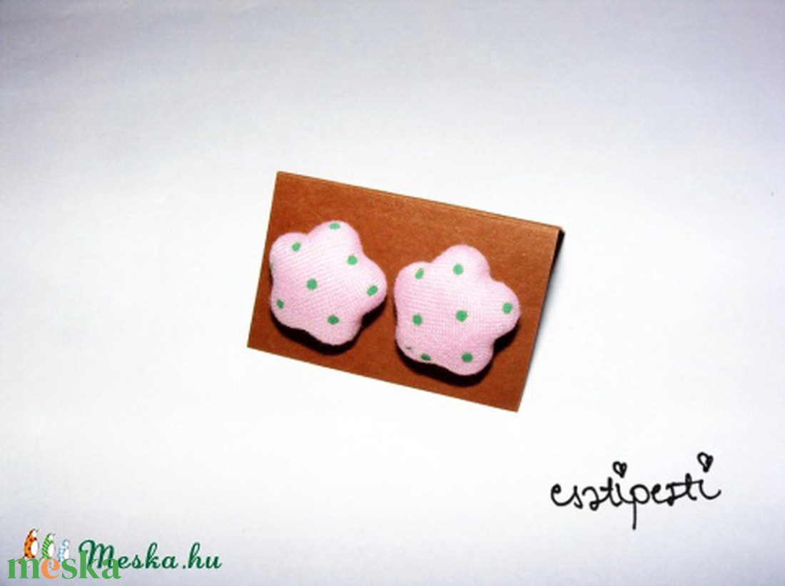 Apró gombból elkészített betűzős fülbevaló - ékszer - fülbevaló - pötty fülbevaló - Meska.hu