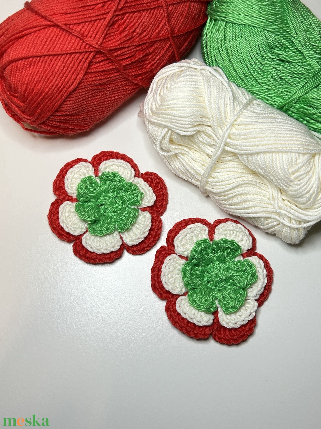 Kézzel horgolt virág alakú kokárda � háromrétegű design, 100% pamut - ékszer - kitűző és bross - Meska.hu