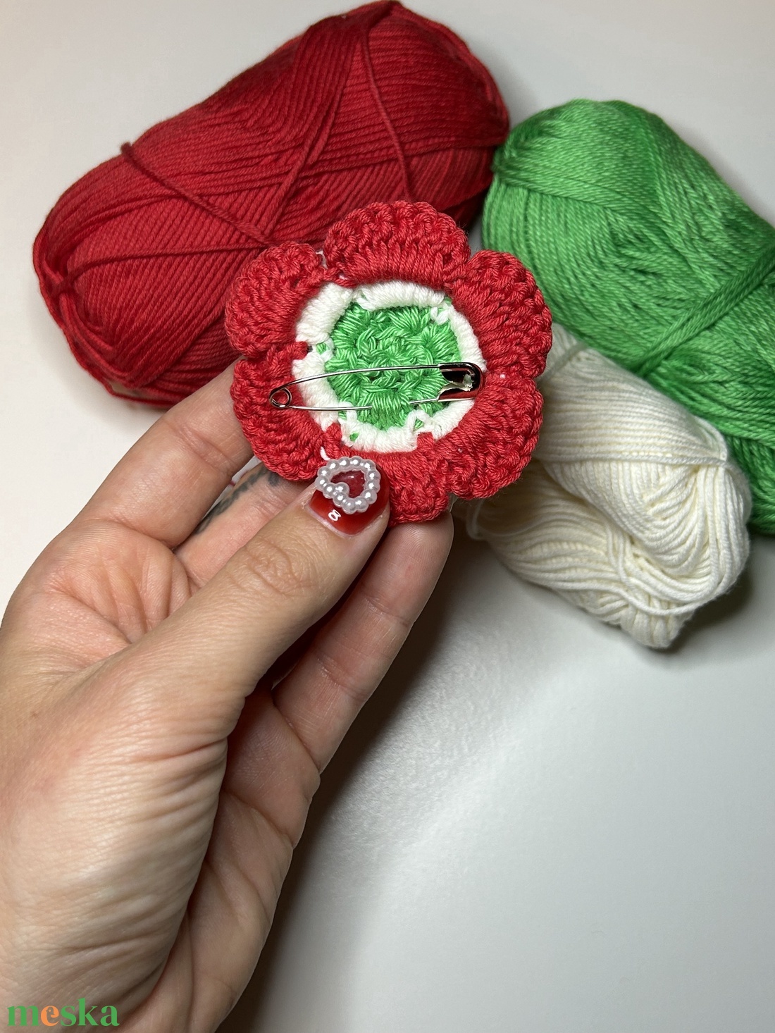 Kézzel horgolt virág alakú kokárda � háromrétegű design, 100% pamut - ékszer - kitűző és bross - Meska.hu