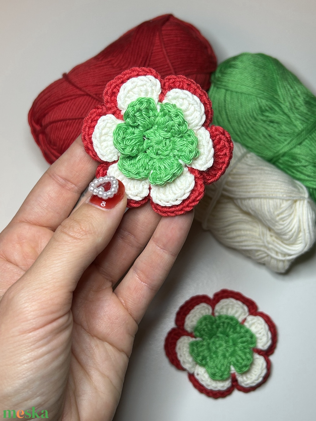 Kézzel horgolt virág alakú kokárda � háromrétegű design, 100% pamut - ékszer - kitűző és bross - Meska.hu