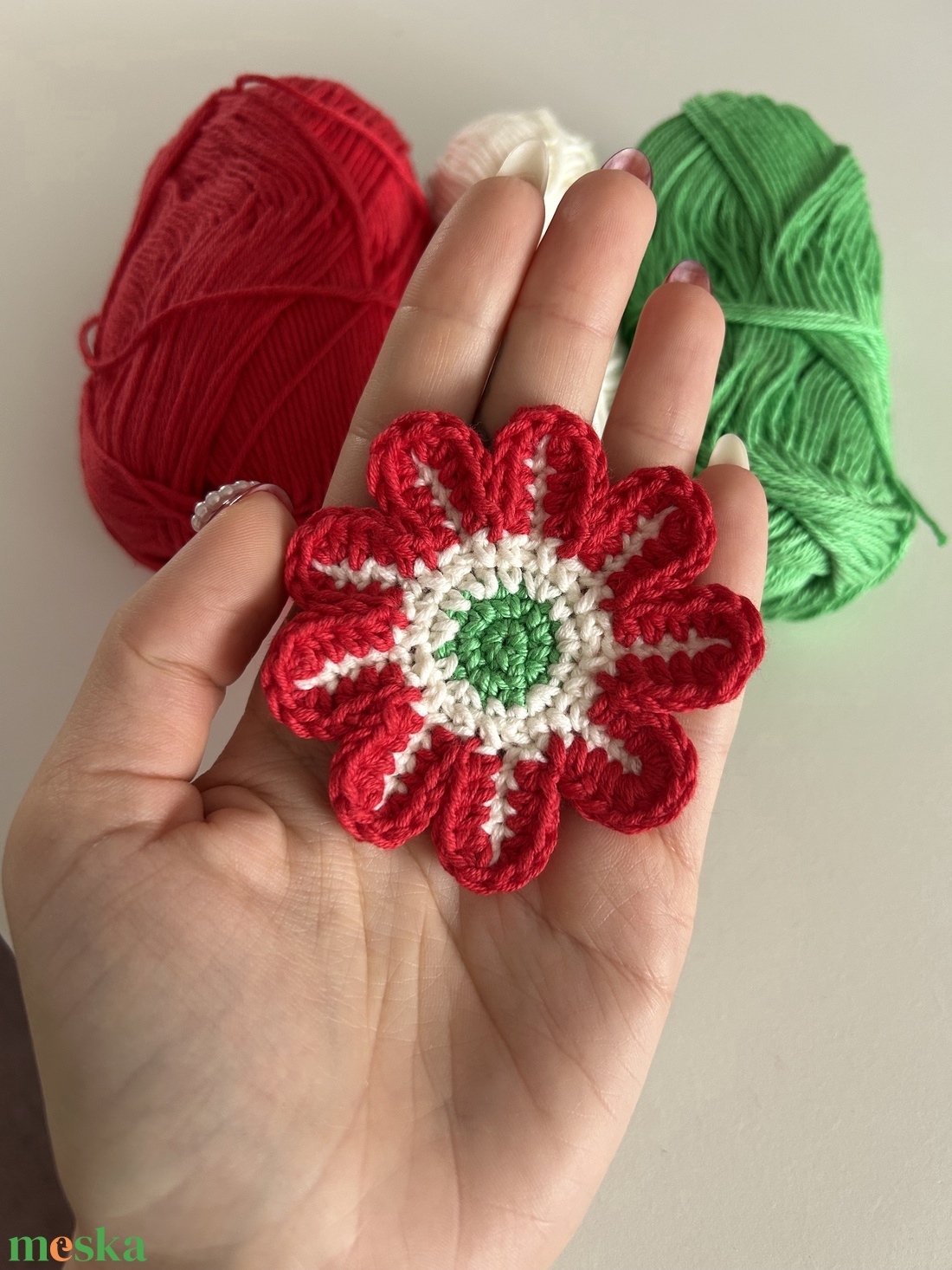 Horgolt virág alakú kokárda � piros-fehér-zöld pamutból, 7 cm - ékszer - kitűző és bross - Meska.hu